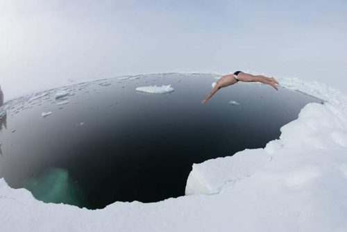英男子南极游泳破世界纪录 4个月恢复手臂知觉