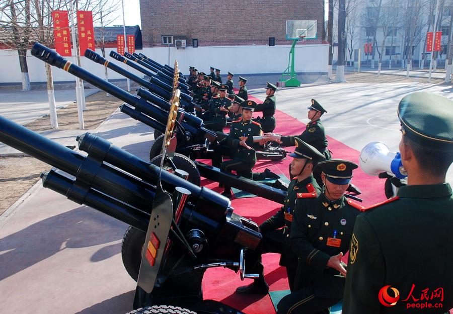 中国第32代礼炮兵加入部队 必须相貌英俊
