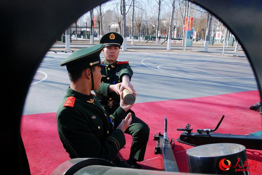 中国第32代礼炮兵加入部队 必须相貌英俊
