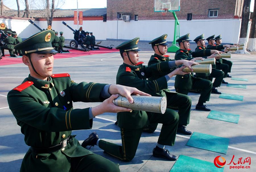 中国第32代礼炮兵加入部队 必须相貌英俊