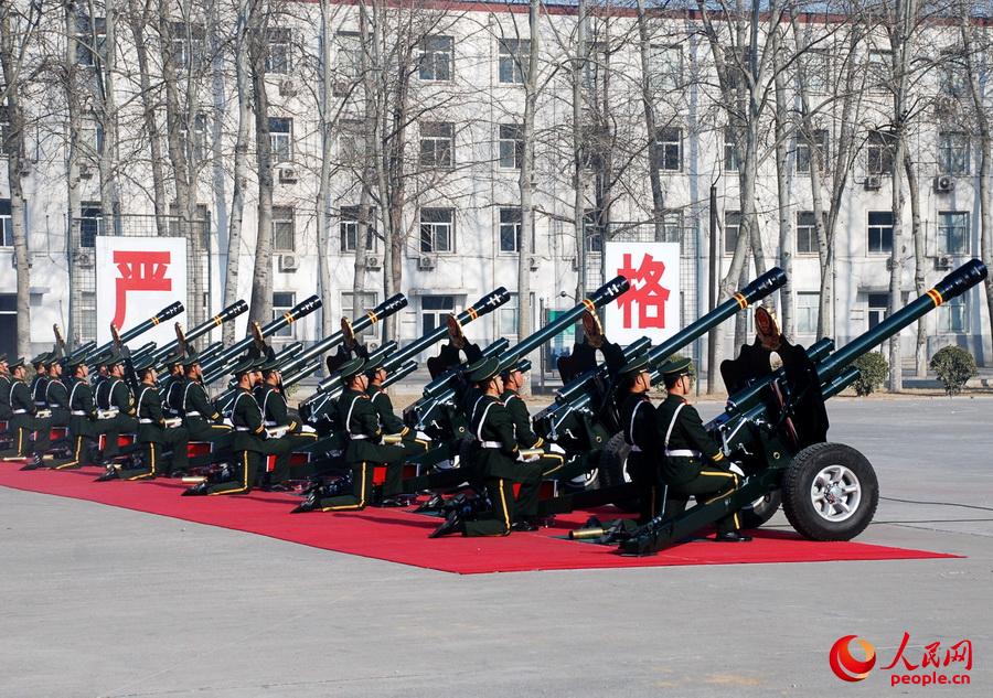 中国第32代礼炮兵加入部队 必须相貌英俊