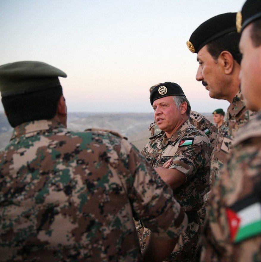 约旦国王全副武装 誓言将无情的报复IS