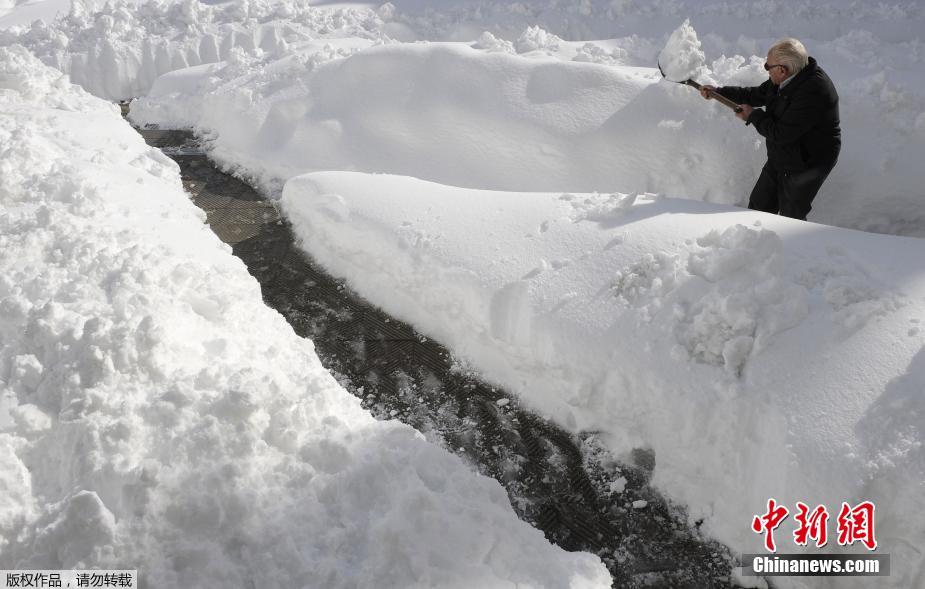 暴风雪袭击西班牙掩埋车辆 居民户外“挖车”忙