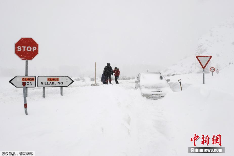 暴风雪袭击西班牙掩埋车辆 居民户外“挖车”忙