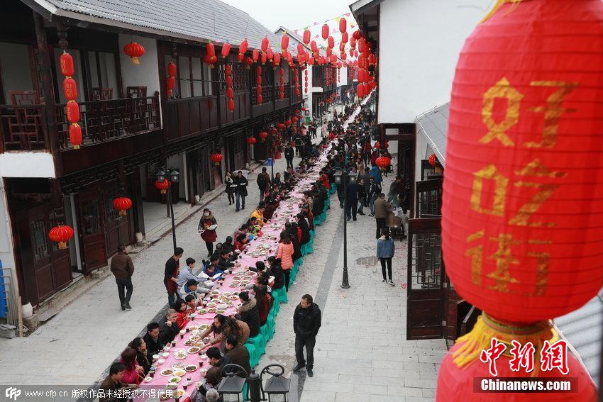贵州一美食街摆千人长桌宴供食客免费吃