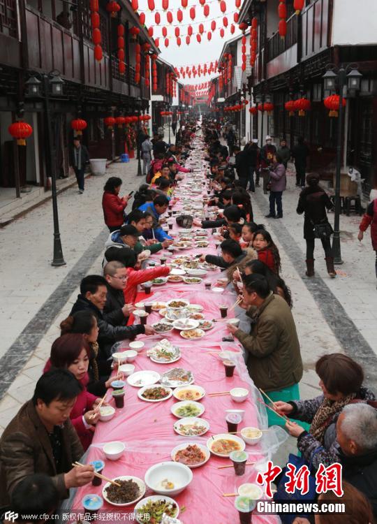 贵州一美食街摆千人长桌宴供食客免费吃