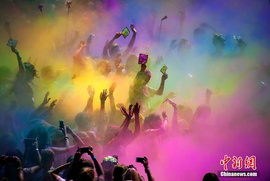 澳大利亚悉尼举办“彩色跑” 数万民众乐在其中