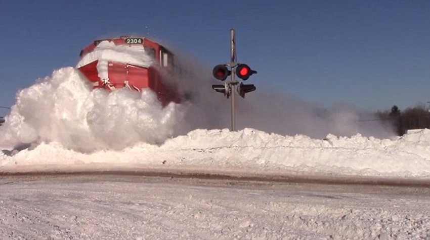 加拿大暴风雪肆虐 货运列车猛闯积雪狂喷“雪雾”