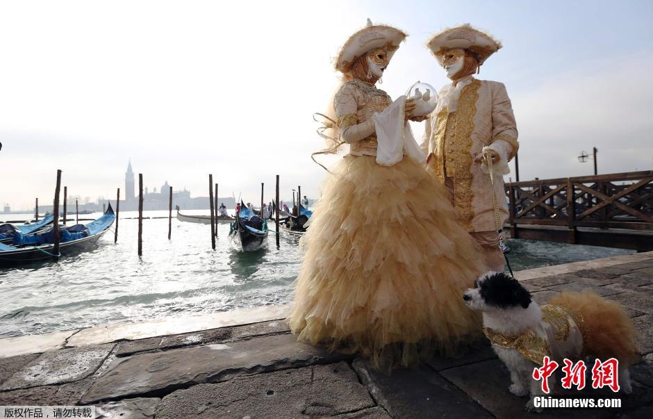 威尼斯狂欢节持续举行 华服面具让时光倒流