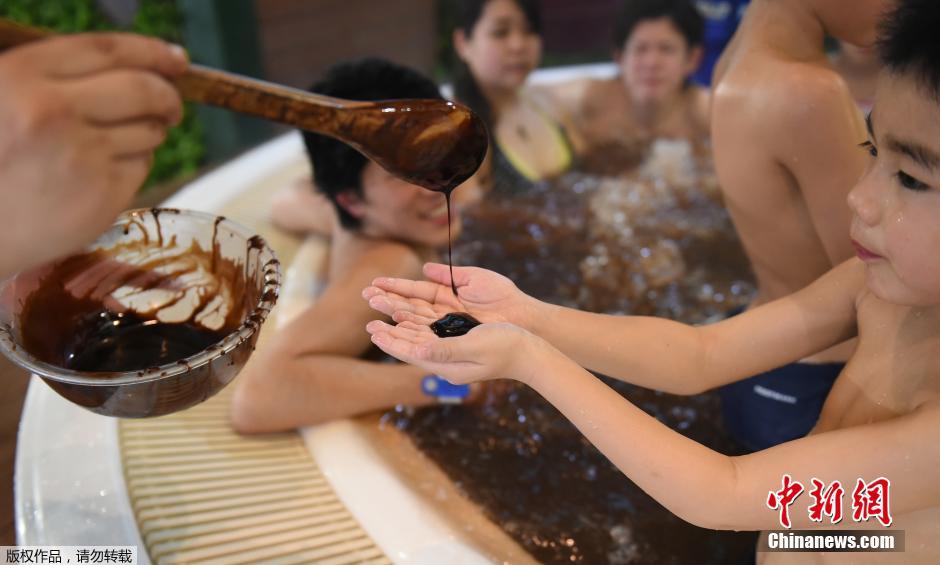 日本商家推出巧克力温泉 游客边洗边吃