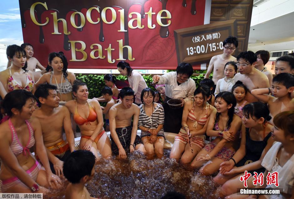 日本商家推出巧克力温泉 游客边洗边吃