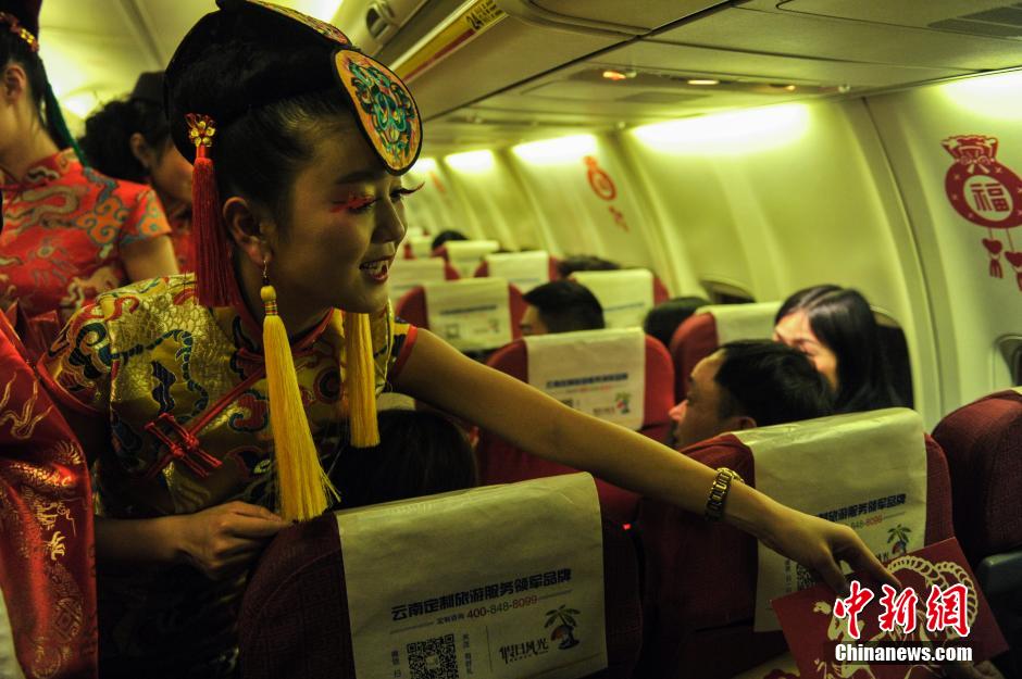 空姐扮“散财童子”为乘客发红包