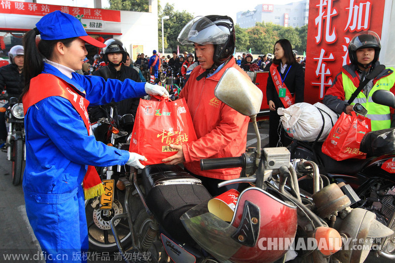 佛山中石化为春运“铁骑”免费加油 摩托车挤爆加油站