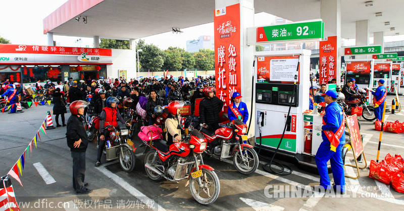 佛山中石化为春运“铁骑”免费加油 摩托车挤爆加油站