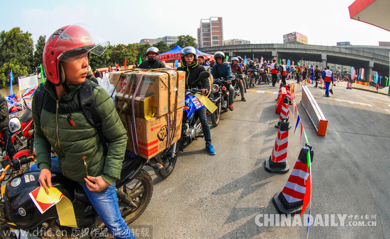 佛山中石化为春运“铁骑”免费加油 摩托车挤爆加油站