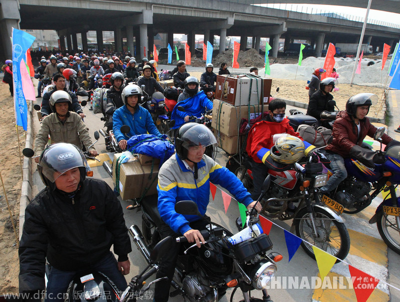 佛山中石化为春运“铁骑”免费加油 摩托车挤爆加油站