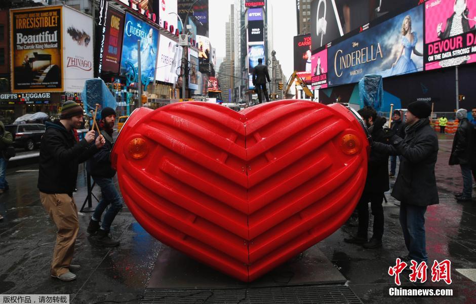 纽约时代广场现“情人鼓”雕塑