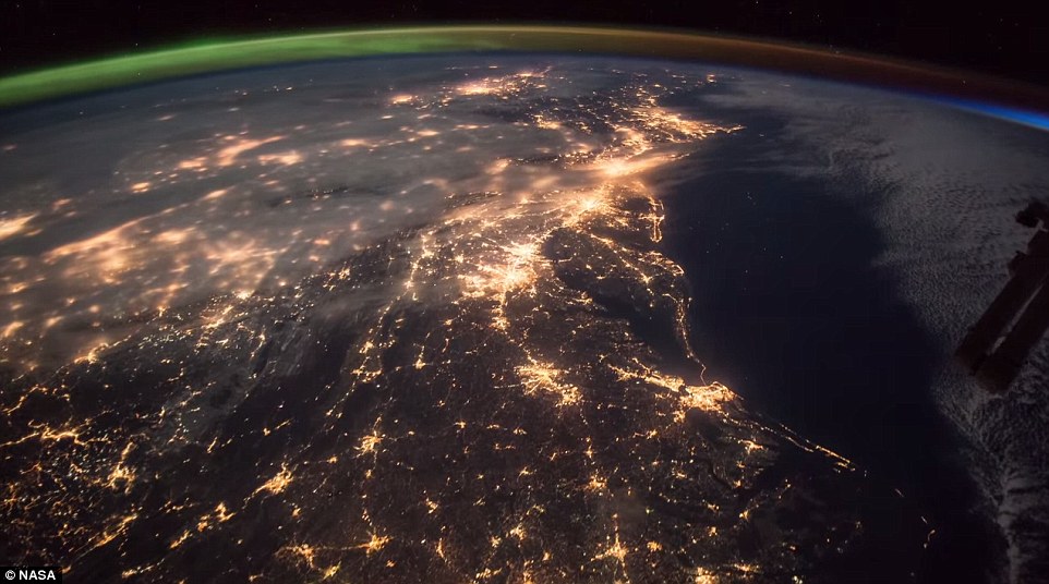 美宇航员抓拍北极光和黎明之光“碰撞”瞬间壮观景象