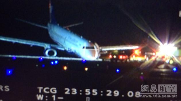 全美航空客机前起落架失效紧急降落