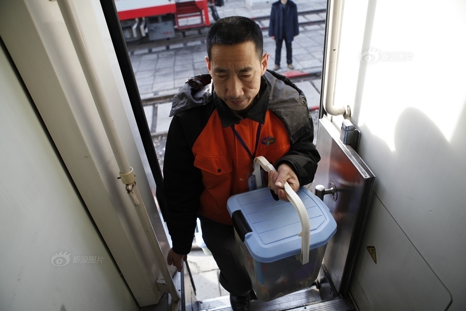 探访春运火车保洁员生活