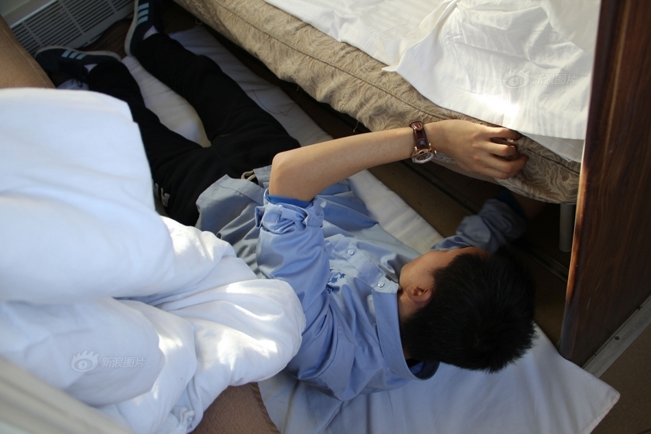 探访春运火车保洁员生活