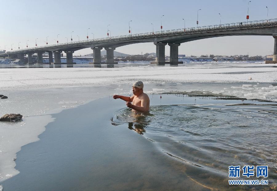 吉林市七旬老人20载冬泳挑战“南极岛”