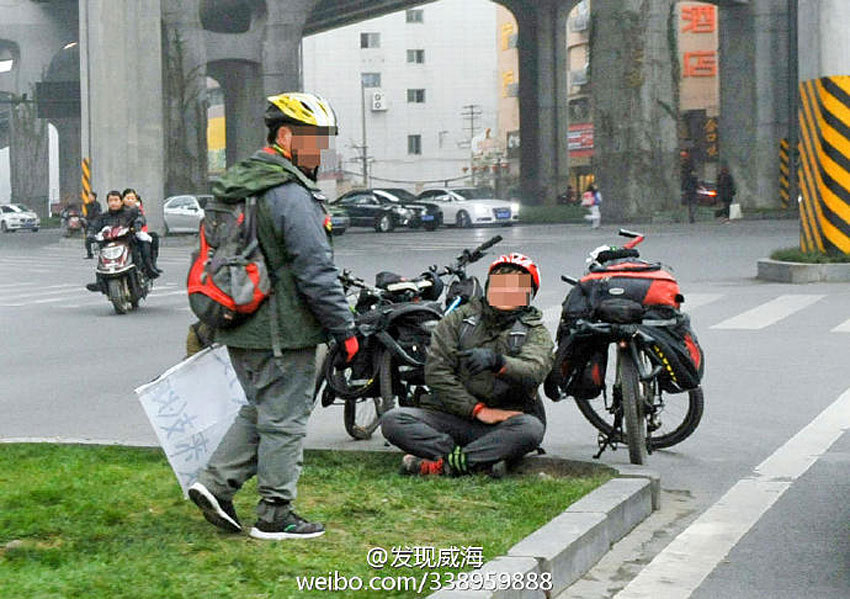 假驴友街头行乞骗钱遭暴打