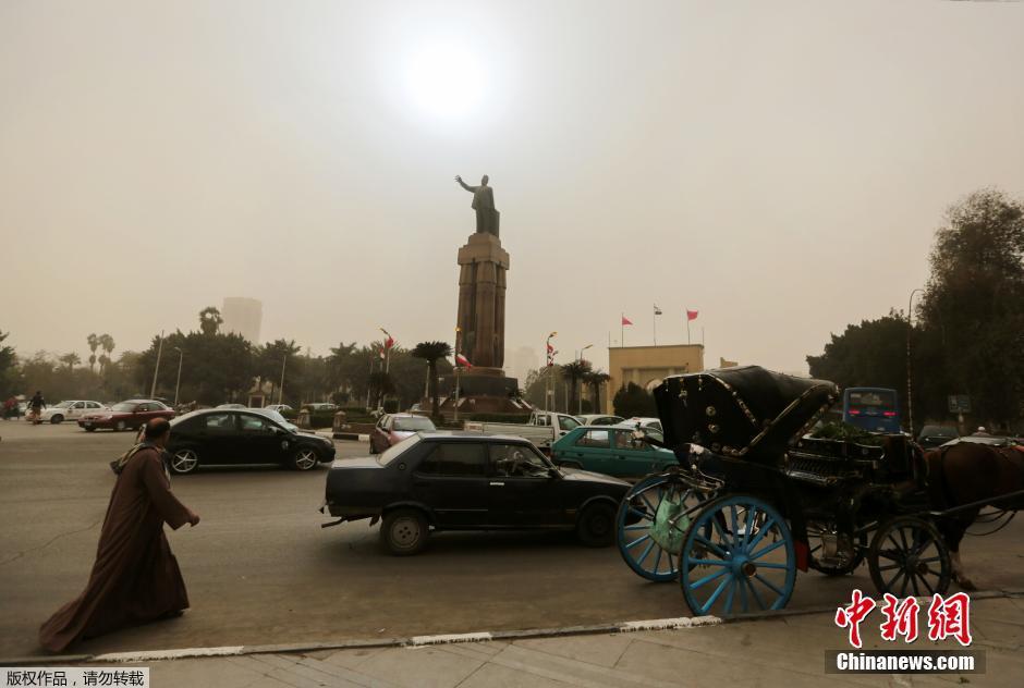 埃及遭遇沙尘暴黄沙蔽日 开罗机场关闭