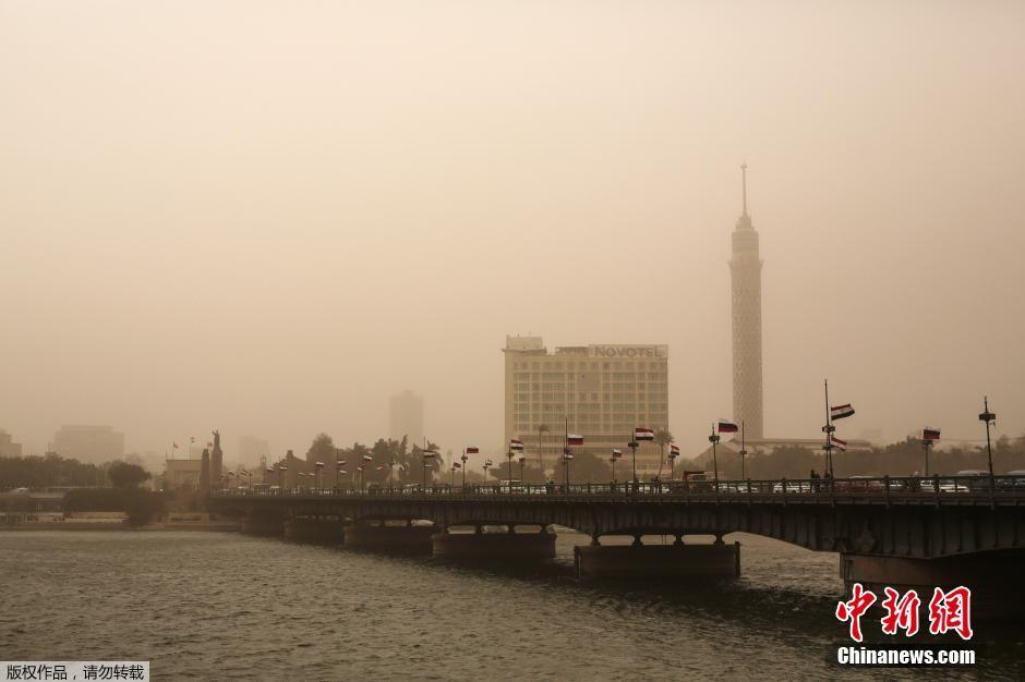 埃及遭遇沙尘暴黄沙蔽日 开罗机场关闭