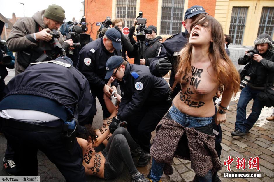 IMF前总裁“淫媒”案 女权抗议者半裸示威