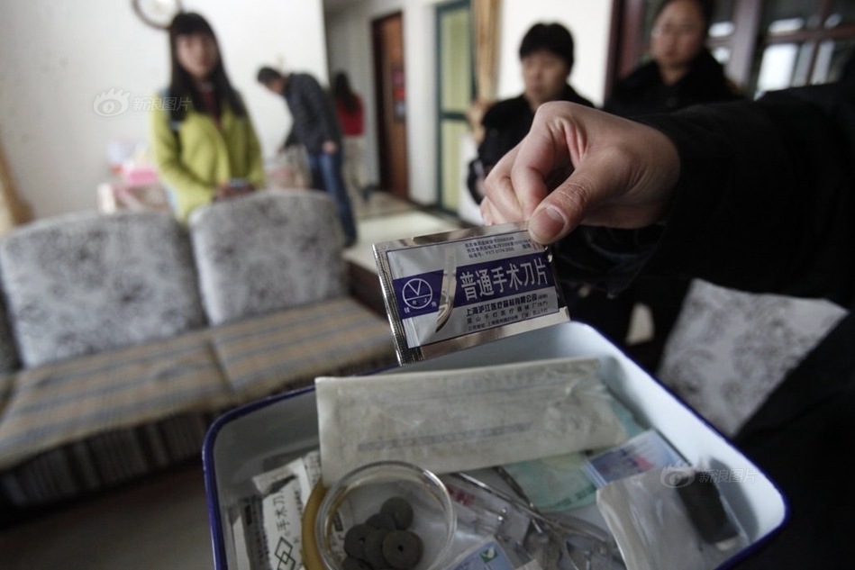 少女在居民楼内“美容院”割双眼皮留疤