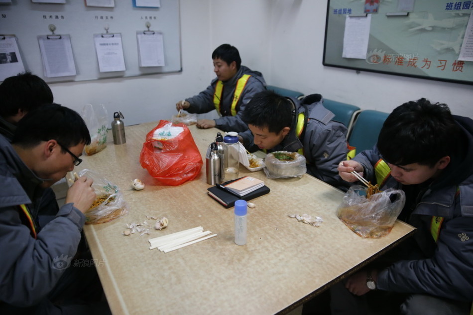 探访机场机务人员 舔机身液体确保安全