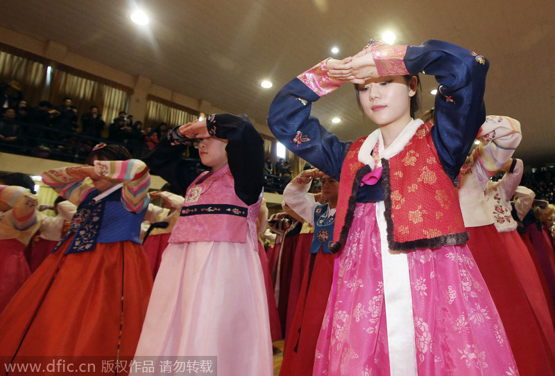 韩国高中女生穿传统服装参加成年礼