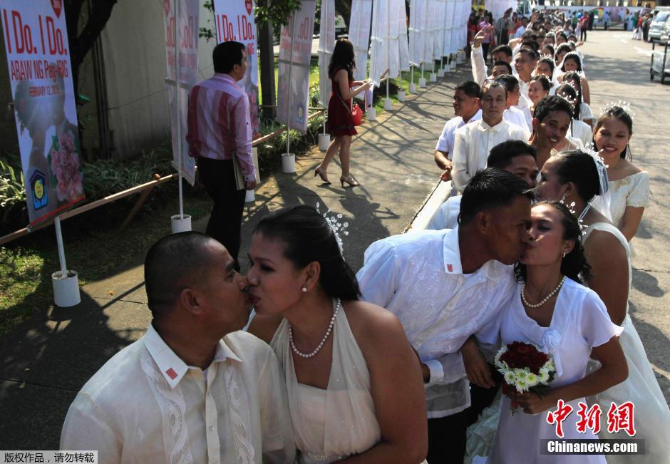 情人节将至 菲律宾为700对新人组织集体婚礼
