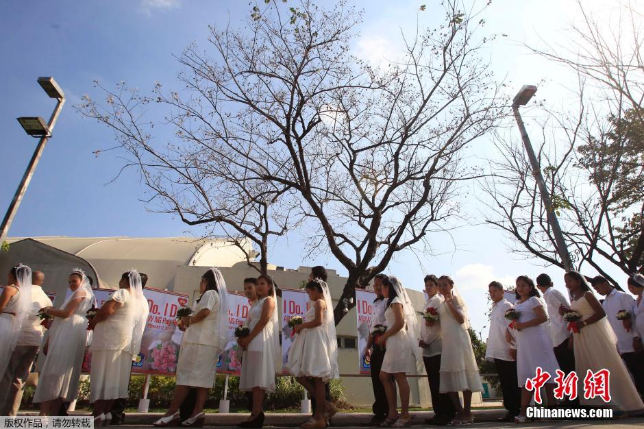 情人节将至 菲律宾为700对新人组织集体婚礼