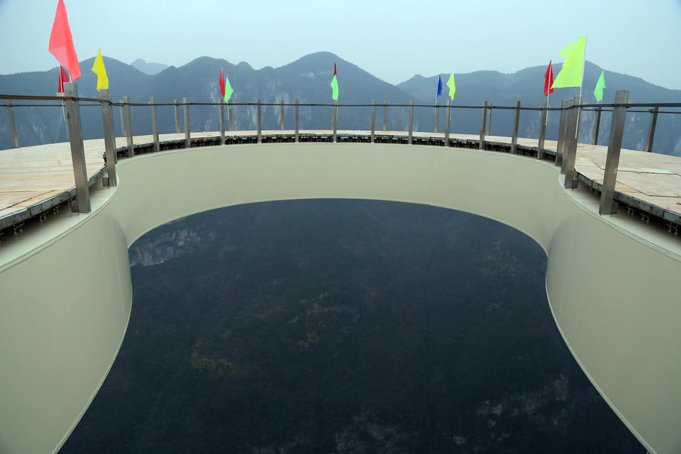 组图：重庆云阳建成世界第一悬挑玻璃景观廊桥