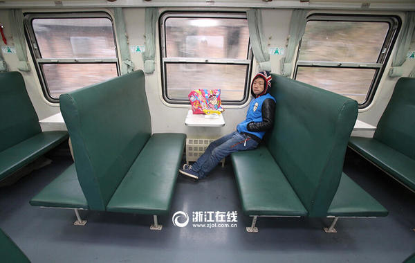 部分春运列车车厢空荡 坐票乘客睡“卧铺”