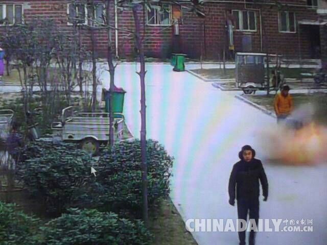 河南商丘：鞭炮扔进窨井引爆炸 男童被炸得空中翻跟头 