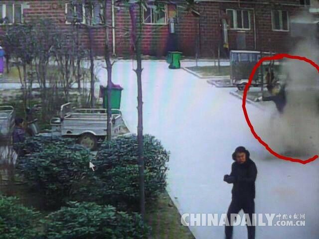 河南商丘：鞭炮扔进窨井引爆炸 男童被炸得空中翻跟头 
