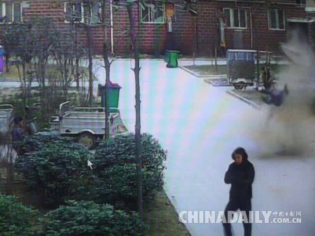 河南商丘：鞭炮扔进窨井引爆炸 男童被炸得空中翻跟头 