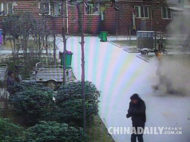 河南商丘：鞭炮扔进窨井引爆炸 男童被炸得空中翻跟头 