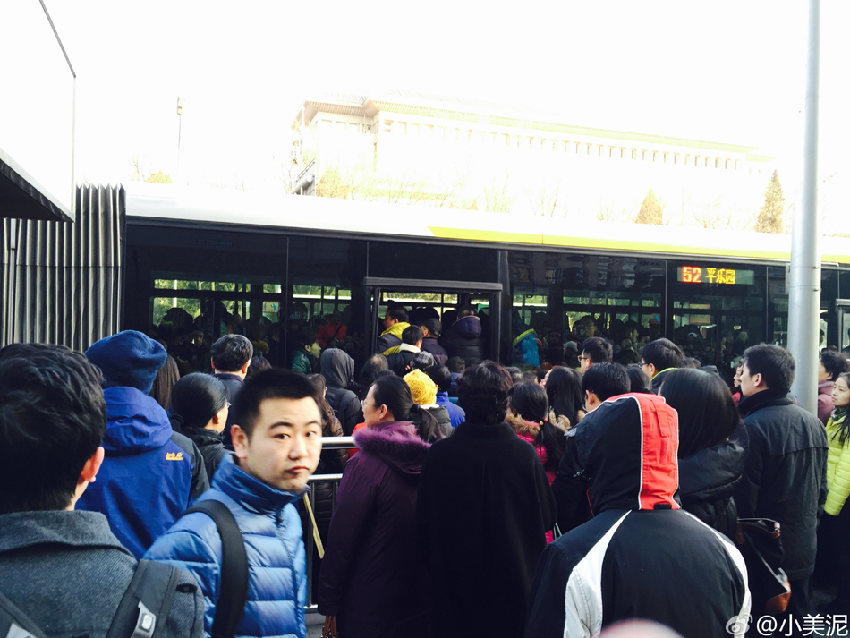 北京地铁1号线一乘客进入轨道正线 列车紧急制动（组图）