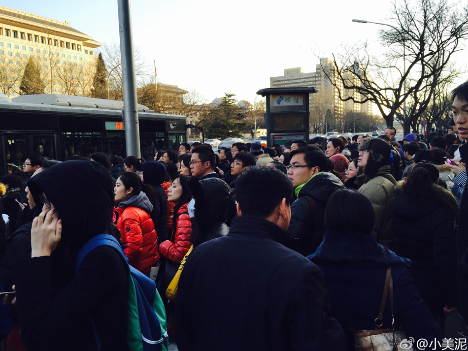 北京地铁1号线一乘客进入轨道正线 列车紧急制动（组图）