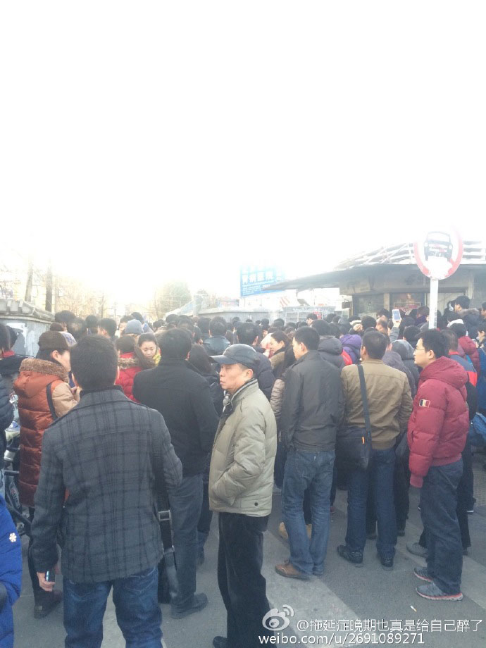 北京地铁1号线一乘客进入轨道正线 列车紧急制动（组图）