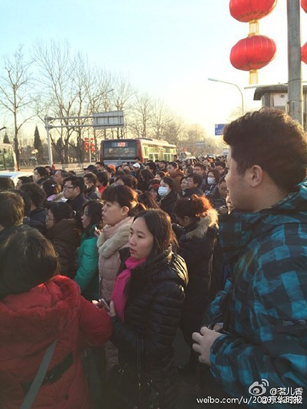 北京地铁1号线一乘客进入轨道正线 列车紧急制动（组图）