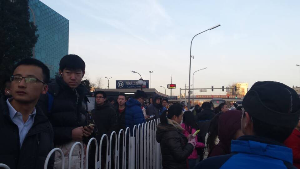 北京地铁1号线一乘客进入轨道正线 列车紧急制动（组图）