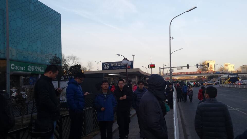北京地铁1号线一乘客进入轨道正线 列车紧急制动（组图）