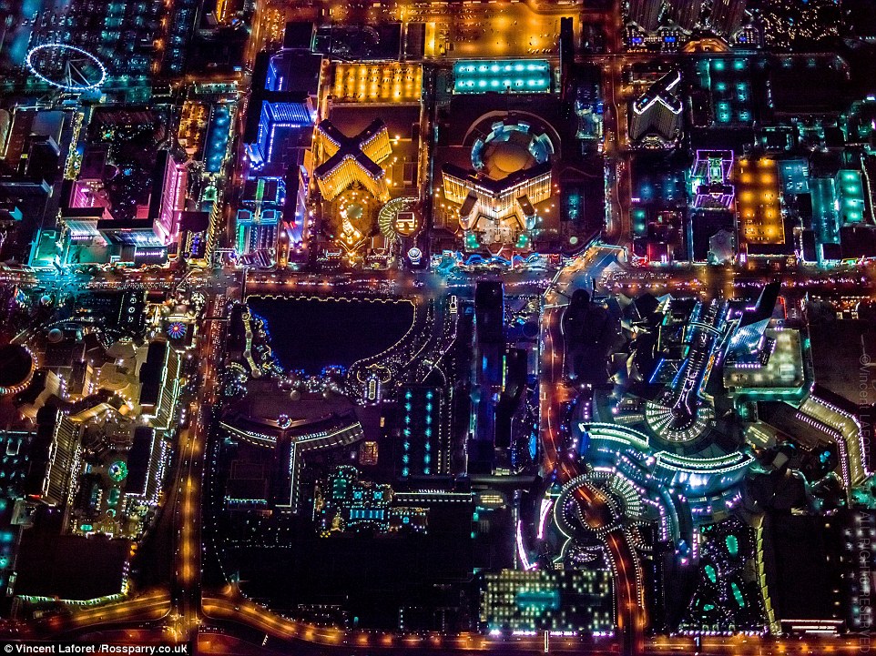 摄影师高空拍摄拉斯维加斯夜景 犹如电脑芯片