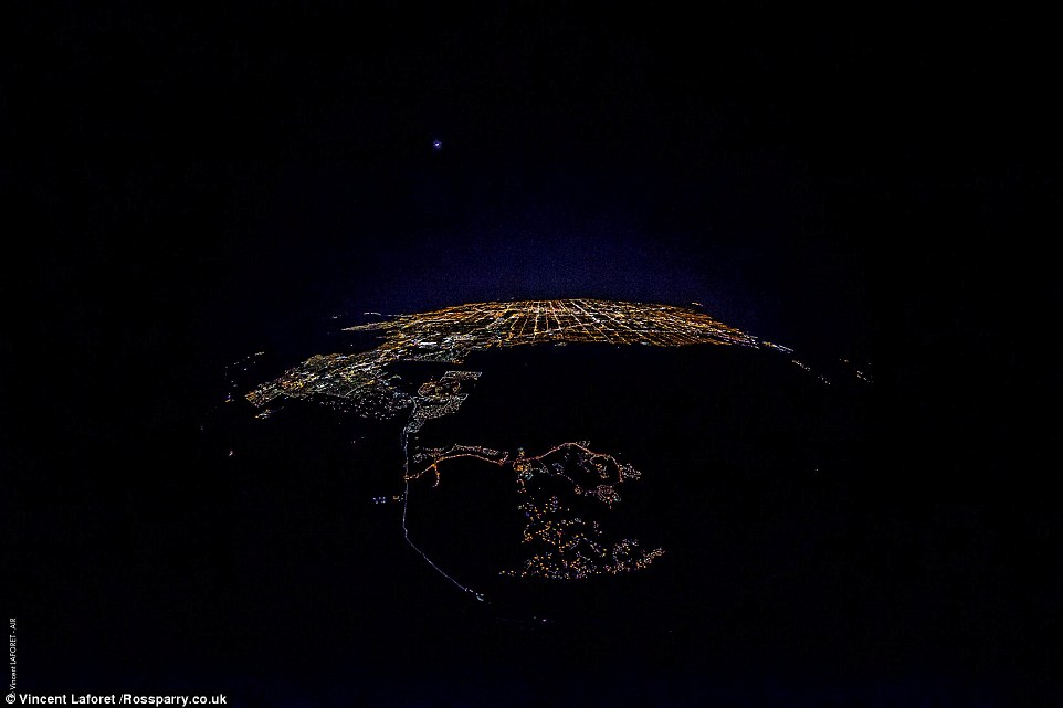 摄影师高空拍摄拉斯维加斯夜景 犹如电脑芯片