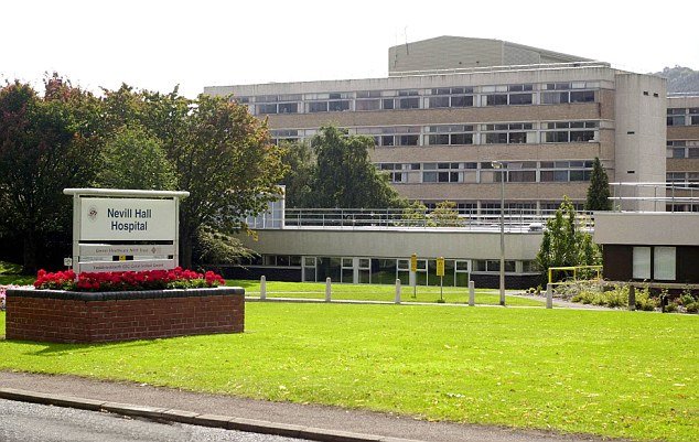 英男子怀疑妻子出轨 半裸冲进医院欲杀妻